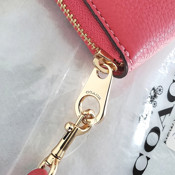 SOLD ⭐️ Pink Coach Horse & Carriage Zip Around Wallet - Picture 5 of 9